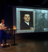 Oppaamme kertoo Albert Edelfeltin elämänvaiheista ja taiteesta museon luentosalissa. Ystävien Edelfelt-näyttelyvierailu Ateneumissa 7.9.2023.