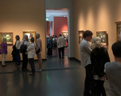 Kansallismuseon ystäviä ja muita Ateneumin vierailijoita ihailemassa Edelfeltin taidetta. Ystävien Edelfelt-näyttelyvierailu Ateneumissa 7.9.2023.