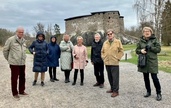 Joukko Kansallismuseon ystäviä Raaseporin keskiaikaisten linnaraunioiden edessä. Linnan rakennutti drotsi Bo Jonsson Grip 1370-luvulla. Kuvan ottanut Ystävien hallitusjäsen Matti Heimonen Tammisaaren retkellä 26.4.2023.
