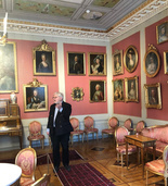 Kamarineuvos Kari-Paavo Kokki opastaa Ystäviä Paul ja Fanny Sinebrychoffin kotimuseossa 24.3.2022.