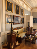 Kamarineuvos Kari-Paavo Kokki opastaa Ystäviä Paul ja Fanny Sinebrychoffin kotimuseossa 24.3.2022.