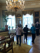 Kamarineuvos Kari-Paavo Kokki opastaa Ystäviä Paul ja Fanny Sinebrychoffin kotimuseossa 24.3.2022.