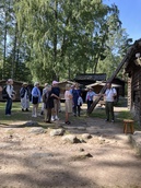 Mikko Teräsvirta opastaa Ystäviä Seurasaaressa 15.8.2024. Kuvaaja: Matti Heimonen