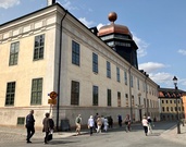 Uppsalan yliopistomuseo Gustavianumin edessä.