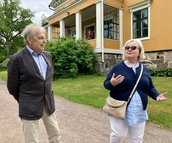 Jäseniä kartanon puistossa. Kuvaaja: Matti Heimonen