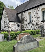 Tenholan keskiaikaisen kirkon edustaa ja hautuumaata. Kuvaaja: Matti Heimonen