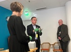 Puheenjohtaja Maijala (keskellä) ojentamassa Ystävien lahjoitusta Suomen Kansallismuseon ylijohtaja Elina Anttilalle (vasemmalla) Vantaan Kokoelmakeskuksessa 22.3. Kokoelmaintendentti Jouni Kuurne (oikealla) oli ehdottanut kannun hankintaa Ystäville, ja kertoi paikalla Kokoelmakeskuksessa sen taustasta. 