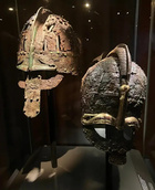 Vendelkautisia (viikinkiaikaa edeltäviä, noin. 500-600-lukua) kypäriä.