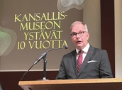 Kansallismuseon ystävien puheenjohtaja Tapio Maijala avaamassa 10-vuotisjuhlaa. Kuvaaja: Matti Heimonen