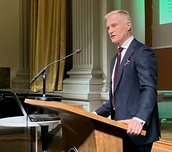 Helsingin yliopiston historian professori Henrik Meinander pitää juhlapuheen suomeksi ja ruotsiksi aiheella "Uusi Kansallismuseo - vaikutelmia 1910-luvulta"; "Det nya Nationalmuseet - impressioner från 1910-talet". Kuvaaja: Matti Heimonen