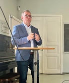 Puheenjohtaja Tapio Maijala kertoi kokousosallistujille Ystävien tulevasta jäsentoiminnasta. Kuvaaja: Matti Heimonen