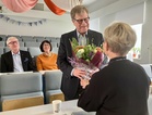 Hallitusjäsen Satu Torstila kukittamassa kunniajäsen Timo Sarvilinnaa. Kuvaaja: Matti Heimonen