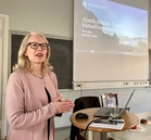 Suomen Kansallismuseon liiketoiminnan kehityspäällikkö Hannele Lindell avasi osallistujille Kansallismuseon ajankohtaisasioita, kuten museon peruskorjaus- ja uudisrakennushankkeen etenemistä.  Kuvaaja: Matti Heimonen