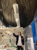 Edellinen restauroitu, keskiaikainen koggi-laiva on saatu jo yleisön nähtäville Viron merimuseon Paks Margareetan-tiloihin. Kansallismuseon intendentti Eero Ehanti esitteli tätäkin - ja koko projektia seikkaperäisesti ja koukuttavasti. Kuvaaja: Matti Heimonen