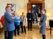 Suomen Tallinnan suurlähetystössä meidän otti vastaan lehdistövirkamies Sanna-Leena Immanen (oikealla), jota kiitti yhdistyksen puheenjohtaja Tapio Maijala (vasemmalla). Kuvaaja: Matti Heimonen