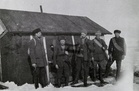 Sigurdsin kaartilaisia Kirkkonummen Engelsmansgrundetilla. Tuntematon kuvaaja. Lähde: KAMU Espoon kaupunginmuseo / Finna