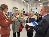 Kokoelmakeskuksen konservointiyksikön päällikkö, intendentti Eero Ehanti keskustelemassa mm. yhdistyksen taloudenhoitaja Leena Linnasalmen ja puheenjohtaja Tapio Maijalan kanssa. Kokoelmakeskuksen vierailu 22.3.2024. Kuvaaja: Matti Heimonen