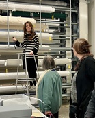 Kokoelmakeskuksen kokoelmapalvelupäällikkö Heidi Rajala kertomassa KK:n toiminnasta Ystäville 22.3.2024. Kuvaaja: Matti Heimonen