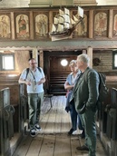 Seurasaaren ulkoilmamuseon intendentti Mikko Teräsvirta esittelemässä Karunan kirkkoa.