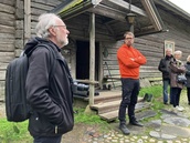 Portaan kylässä: Museoneuvos Juhani Kostet johdatti Syrjälän tilan umpipihalle, jonka juuret ulottuvat 1500-luvulle. Isäntä Hannu-Pekka Syrjälä kertoi koskettavasti tilan historiasta ja nykypäivästäkin, jossa lammastilalla saadaan arvuutella aamuisin susivahinkoja. Alueesta on hieno ja kattava tutkimus, nimittäin Liisa Suvikummun "Saaren kartano, Tammela: maan ja kulttuurin viljelyä 1600-luvulta 2000-luvulle". Kuva: Matti Heimonen