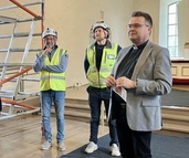 Tammelan keskiaikaisessa kivikirkossa tehty mittava renovointi on loppusuoralla. Kirkkoherra Juha Koivulahti otti ryhmän vastaan yhdessä vaativasta kunnostustyöstä vastanneen rakennusmestarin kanssa. Kuva: Matti Heimonen