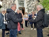 Ystävien puheenjohtaja Tapio Maijala kiitti museoneuvos Juhani Kostetia ja luovutti hänelle muistoksi Tuukka Talvion uuden teoksen museotoiminnan alkuajoilta Suomessa. Kuva: Matti Heimonen