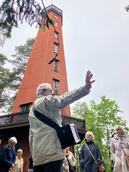 Kaukolanharjulle ja näkötorniin kipuaminen palkittiin, sillä ylhäällä avautui juuri sama kansallisromanttinen maisema, joka on innoittanut niin Edelfeldtiä, kuin von Wrightin veljeksiäkin. Seppo Kujalan opastus kruunasi käynnin. Kuva: Matti Heimonen