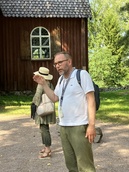 Seurasaaren ulkoilmamuseon intendentti Mikko Teräsvirta esittelemässä Karunan kirkkoa.