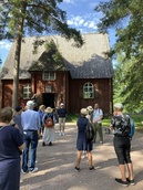 Karunan vanhan 1600-lukulaiskirkon edessä (rakennettiin alun perin vuonna 1685).