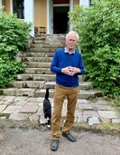 Riilahden kartanon isäntä Arthur Aminoff kertoo Ystäville kartanoalueen monisatavuotisesta historiasta. Kuvaaja: Matti Heimonen